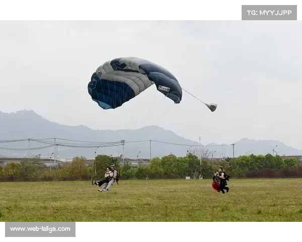 英国女游客控诉滑翔伞高空遭性骚扰 安全绳被用作施暴工具